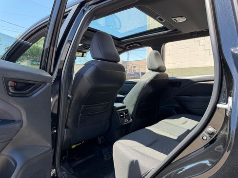 Used 2025 Subaru Forester Premium AWD/4WD image 18