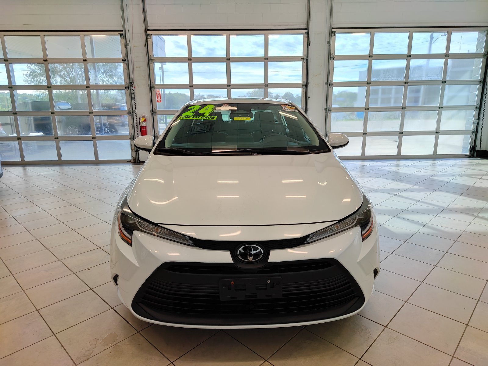 Used 2024 Toyota Corolla LE w/ LE Premium Package FWD image 8
