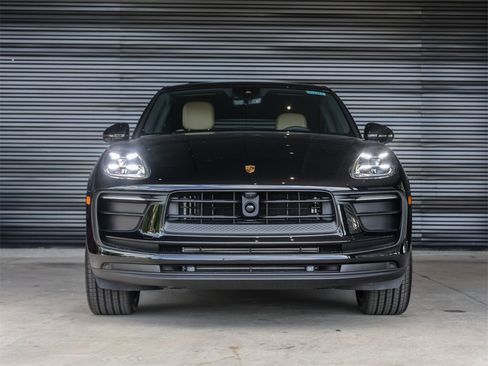 Used 2025 Porsche Macan image 10