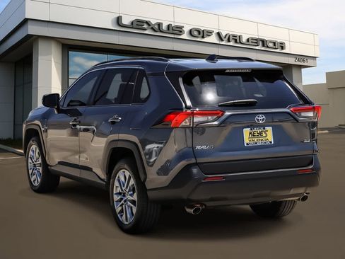 Used 2022 Toyota RAV4 XLE Premium FWD image 2