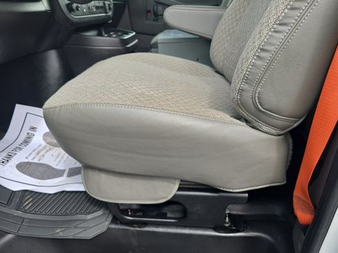 Used 2017 Chevrolet Express 2500 RWD image 18