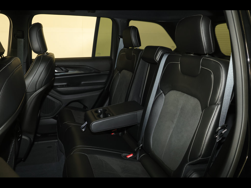 Used 2023 Jeep Grand Cherokee Altitude AWD/4WD image 27