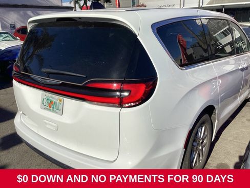 Used 2025 Chrysler Pacifica Select FWD image 9