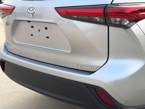 Used 2022 Toyota Highlander XLE AWD/4WD image 5