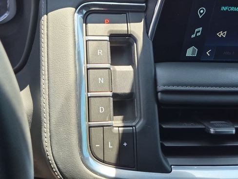 Used 2023 Chevrolet Suburban Z71 w/ Luxury Package AWD/4WD image 25