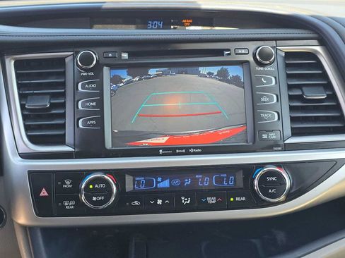 Used 2019 Toyota Highlander XLE w/ Carpet Mat Package (TMS) AWD/4WD image 29