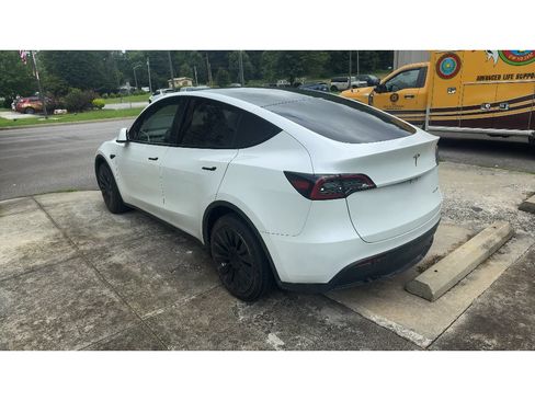 Used 2024 Tesla Model Y Long Range AWD/4WD image 4
