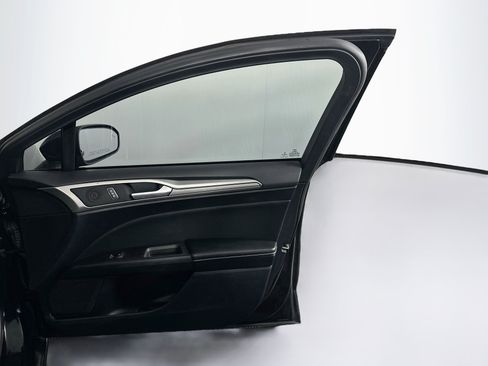 Used 2020 Ford Fusion SE FWD image 33