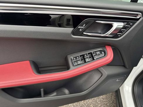 Used 2024 Porsche Macan Base image 17