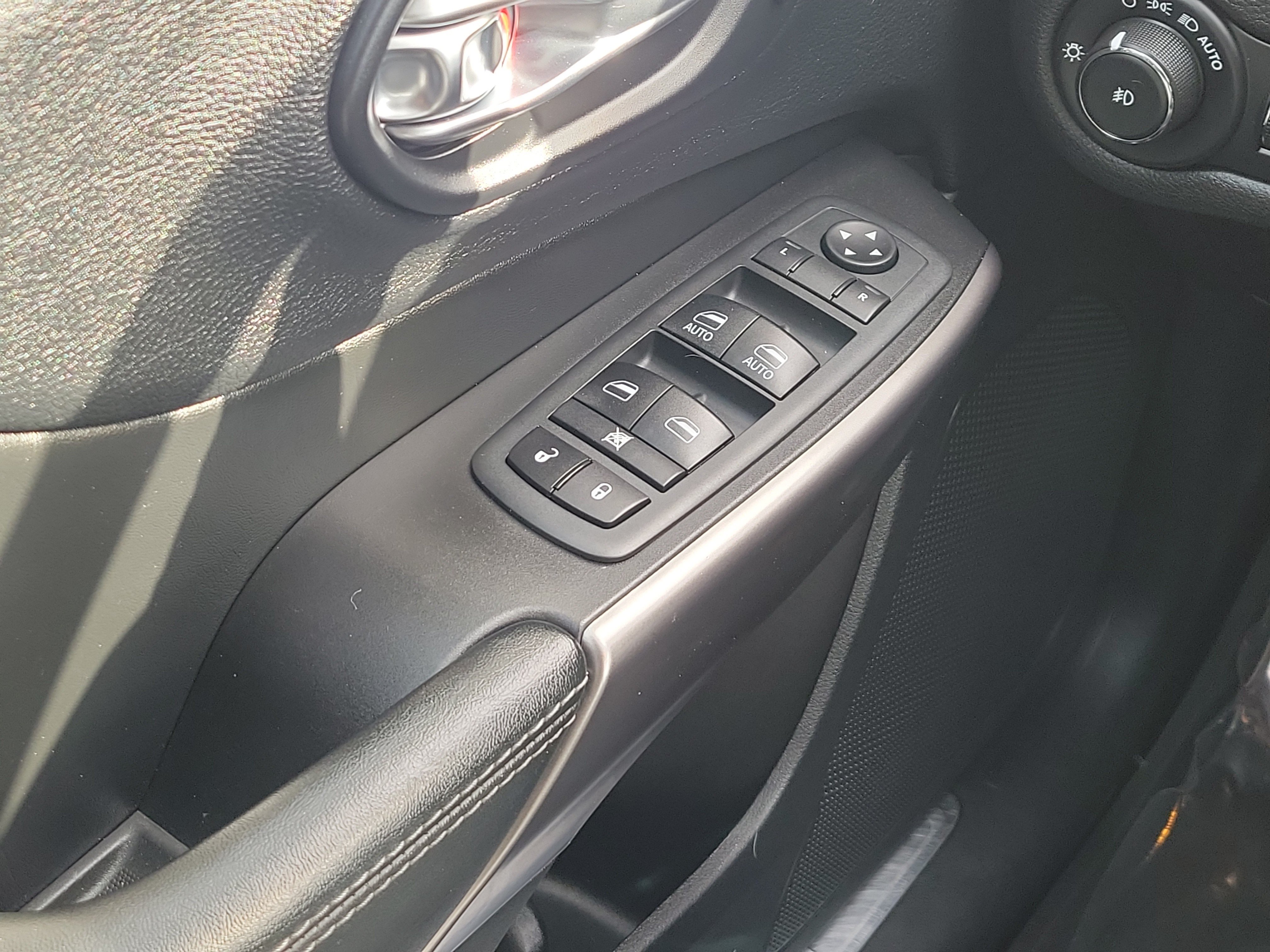 Used 2020 Jeep Cherokee Limited w/ Technology Group AWD/4WD image 20