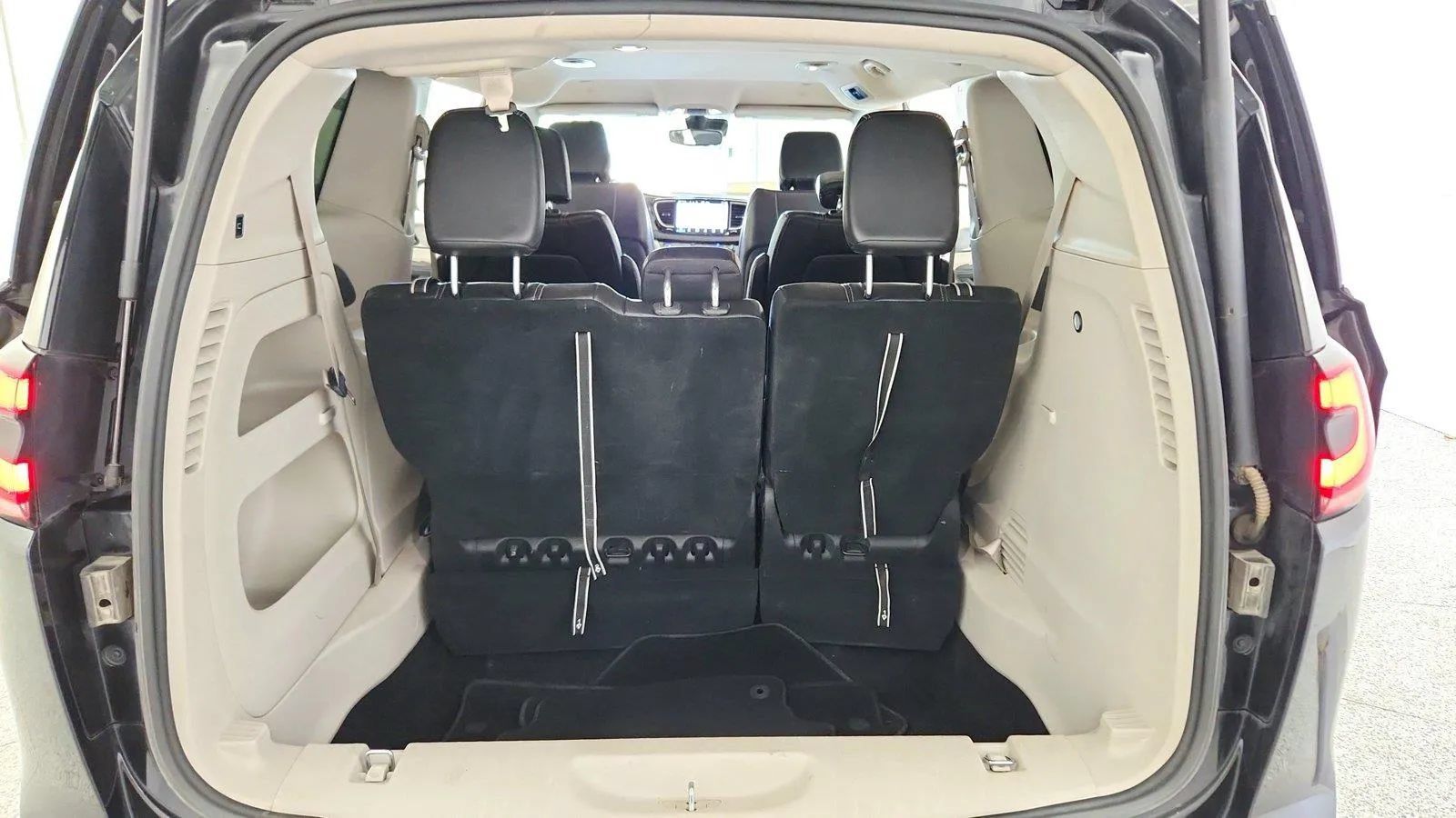 Used 2023 Chrysler Pacifica Touring-L FWD image 38