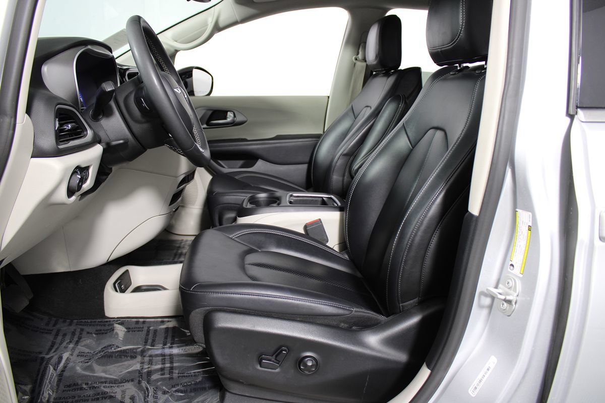 Used 2024 Chrysler Pacifica Touring-L FWD image 11