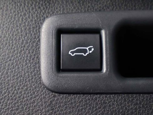 Used 2024 Toyota Highlander LE AWD/4WD image 16