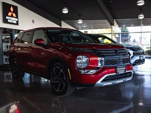 New 2025 Mitsubishi Outlander SE image 3