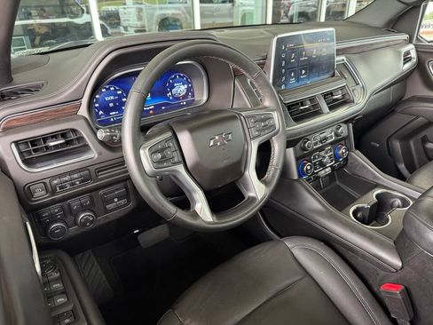 Used 2023 Chevrolet Suburban Z71 w/ Luxury Package AWD/4WD image 3