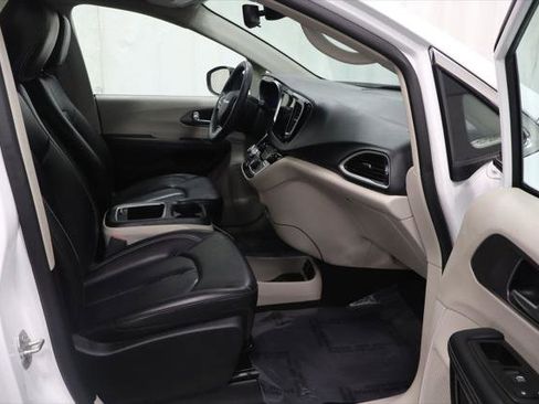 Certified 2023 Chrysler Pacifica Touring-L FWD image 18