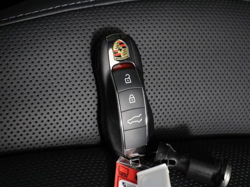 Certified 2025 Porsche Macan image 34