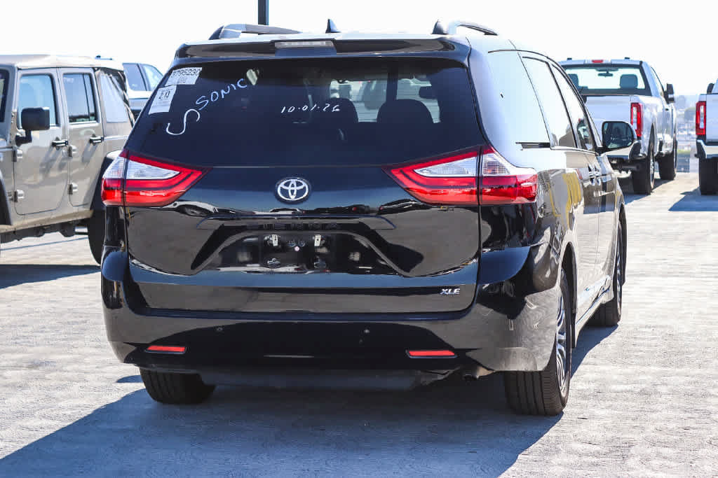 Used 2019 Toyota Sienna XLE w/ XLE Navigation Package FWD image 4