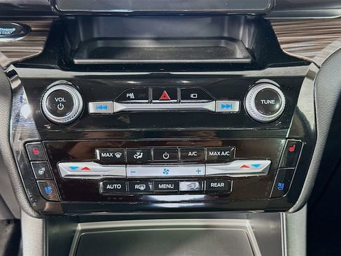 Used 2023 Ford Explorer Limited w/ Equipment Group 301A AWD/4WD image 16