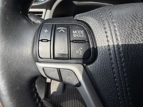 Used 2018 Toyota Highlander XLE FWD image 19