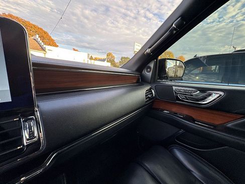 Used 2019 Lincoln Navigator Reserve image 24