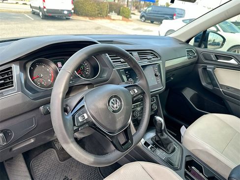 Used 2020 Volkswagen Tiguan SE image 10