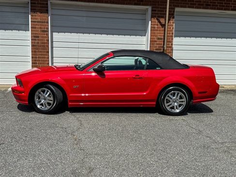 Used 2006 Ford Mustang GT RWD image 4