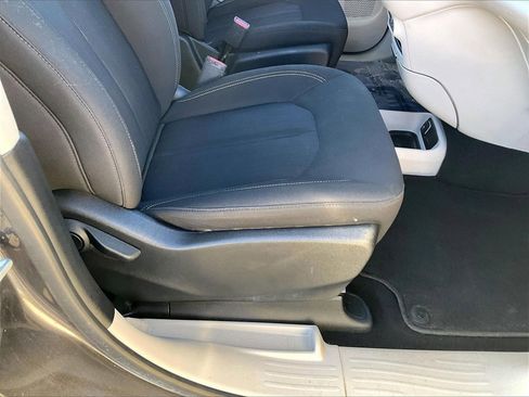 Used 2023 Chrysler Voyager LX image 35