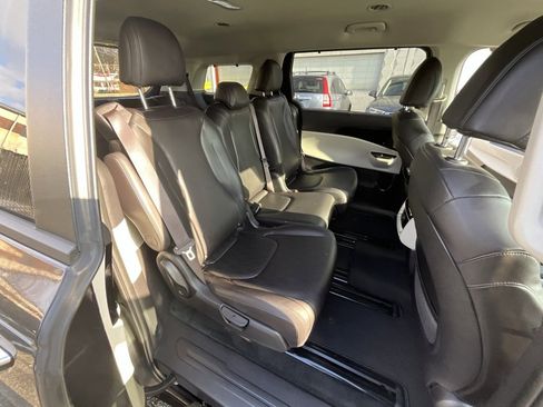 Used 2024 Kia Carnival EX image 28