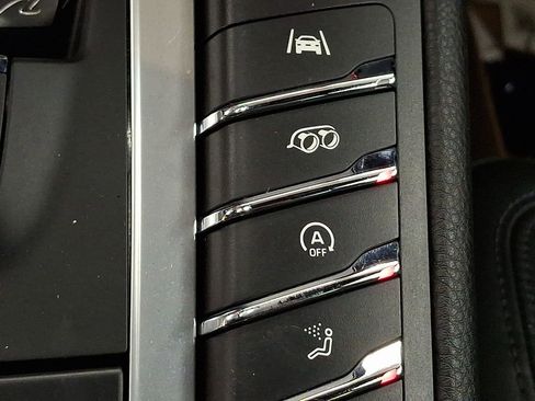 Used 2021 Porsche Macan Turbo image 17