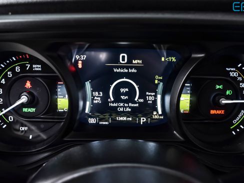 Used 2025 Jeep Wrangler Unlimited Sahara w/ Safety Group image 19