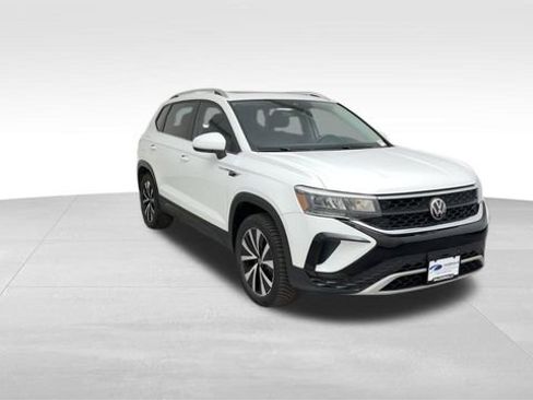 Used 2023 Volkswagen Taos SE w/ Panoramic Sunroof Package image 9