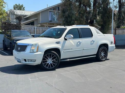 Used 2007 Cadillac Escalade EXT w/ Information Package AWD/4WD image 1