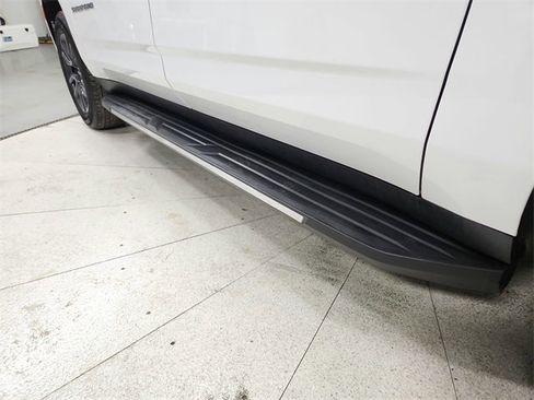 Used 2024 Chevrolet Suburban LT w/ Luxury Package image 50