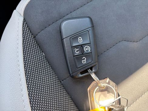 Used 2025 Volkswagen Taos SE AWD/4WD image 21