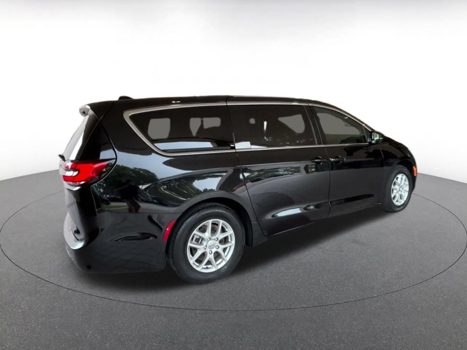 Used 2025 Chrysler Pacifica Select FWD image 14