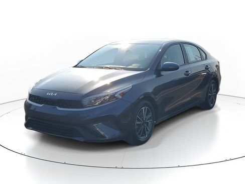 Used 2023 Kia Forte LXS w/ LXS Technology Package FWD image 2