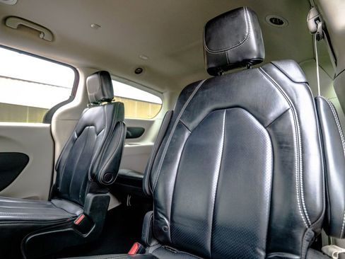 Used 2023 Chrysler Pacifica Touring-L FWD image 32