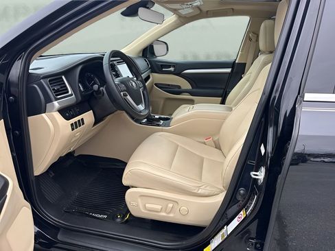 Used 2019 Toyota Highlander XLE image 9