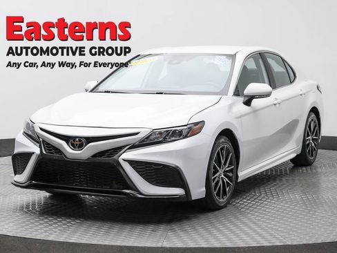 Used 2024 Toyota Camry SE image 1