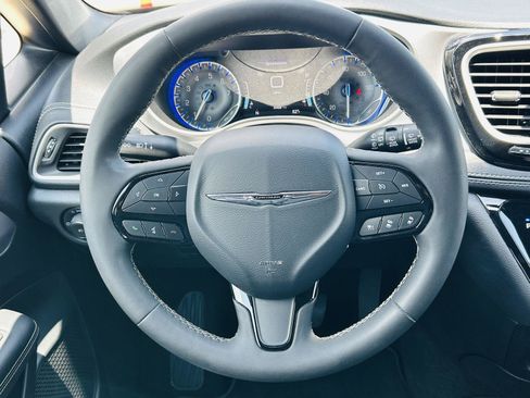 Used 2023 Chrysler Pacifica Touring-L w/ S Appearance Package FWD image 16