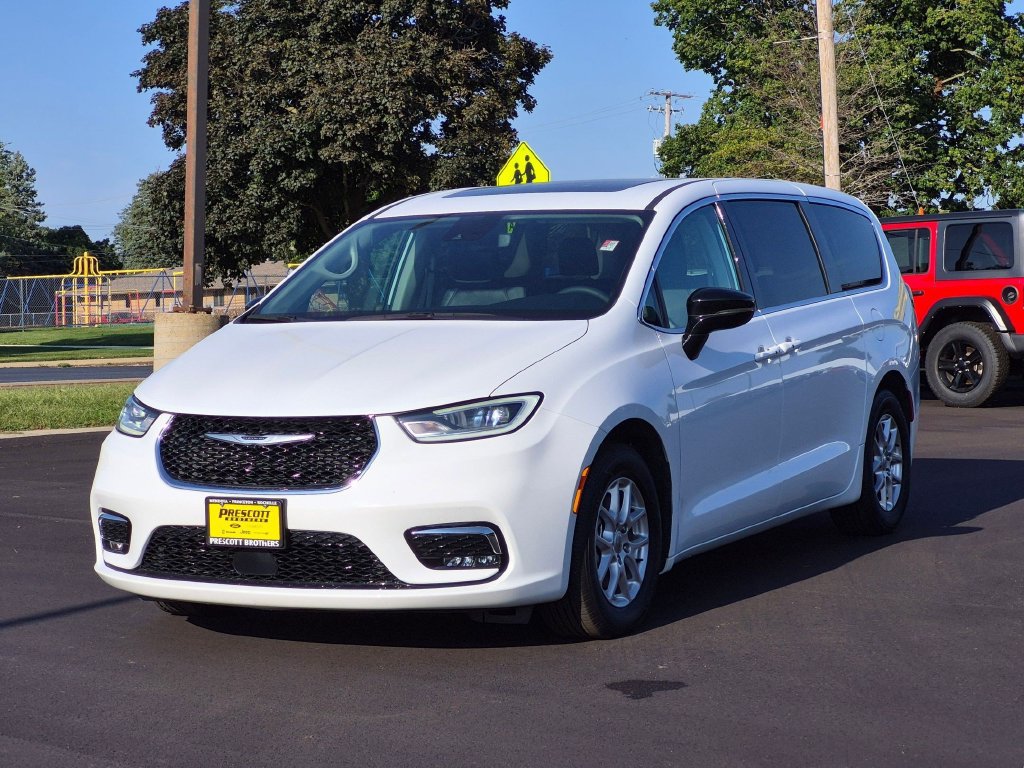 Used 2024 Chrysler Pacifica Touring-L FWD image 3