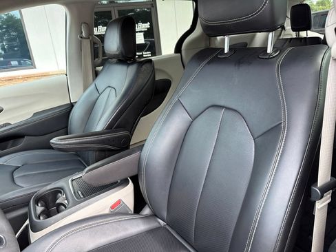 Used 2024 Chrysler Pacifica Touring-L FWD image 2