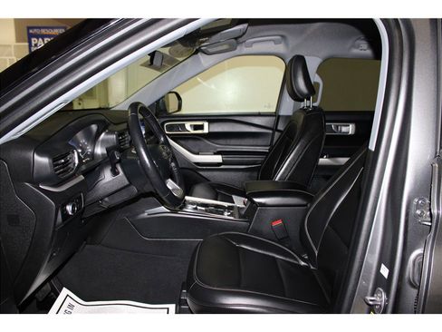Used 2023 Ford Explorer XLT w/ Equipment Group 202A image 10