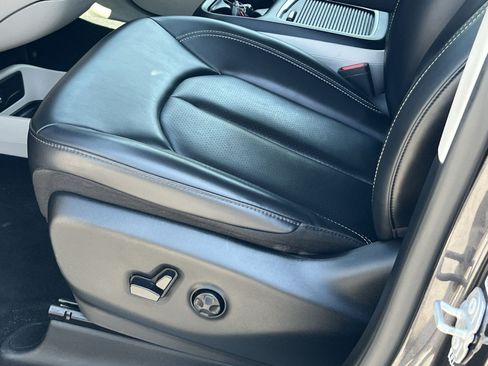 Used 2023 Chrysler Pacifica Touring-L FWD image 14