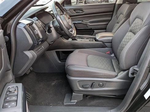 Used 2024 Nissan Pathfinder SV w/ SV Premium Package image 11