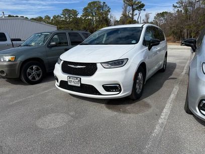 Used 2024 Chrysler Pacifica Touring-L