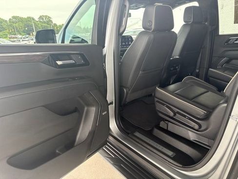 Used 2025 Chevrolet Suburban Premier AWD/4WD image 31
