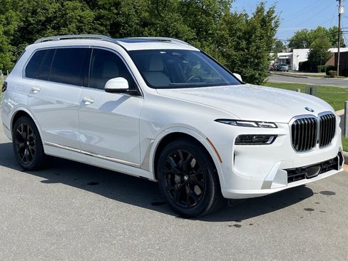 Used 2024 BMW X7 xDrive40i w/ Premium Package AWD/4WD image 2