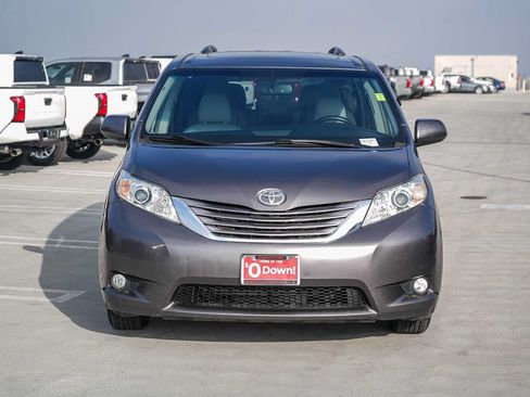 Used 2017 Toyota Sienna XLE w/ XLE Navigation Package FWD image 2